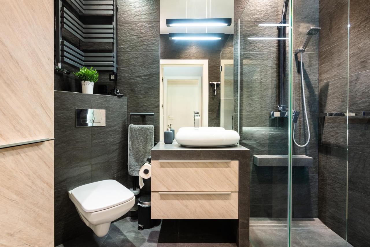 קרקוב Elegant Business Accommodation With Parking - By Upstairs מראה חיצוני תמונה